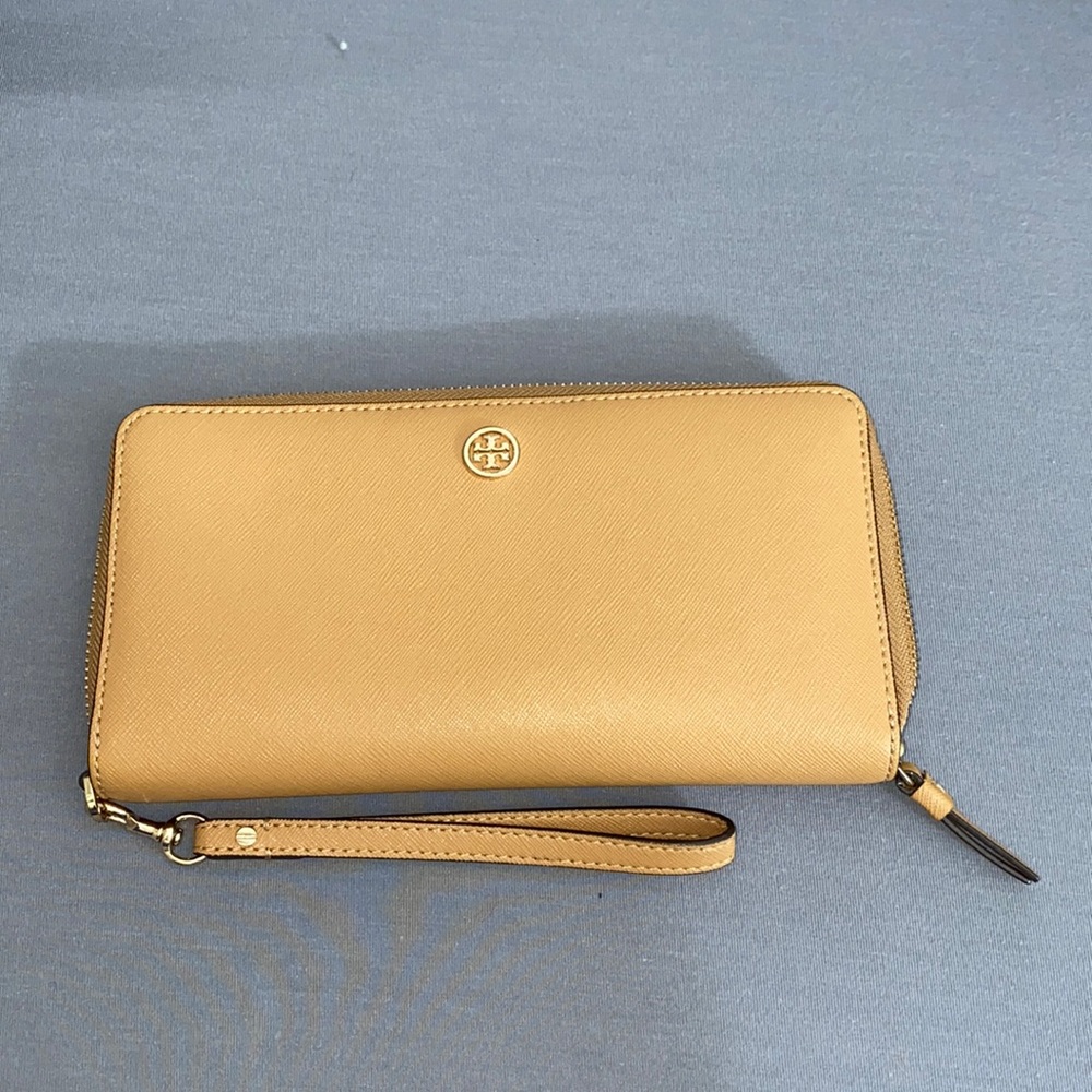 Tory Burch Robinson Passport Wallet